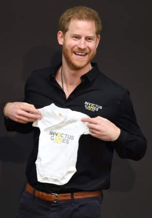le prince Harry, papa d'un petit Archie d'1 mois, très élégant dans un style casual chic validé par Meghan Markle