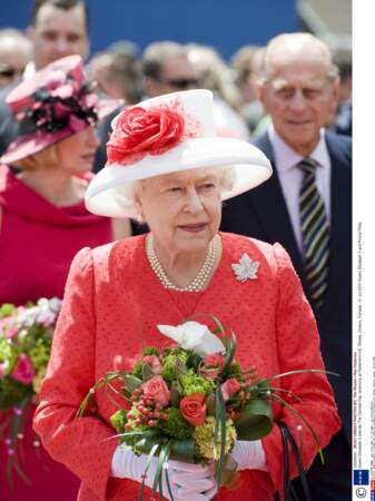 La brochée portée par la reine Elisabeth II, à Ottawa, le 1er juillet 2010.