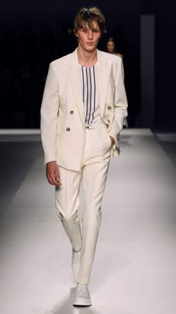 Du blanc pour l'homme 2019 : Boss réinvente le costume croisé, nouvelle forme de virilité.