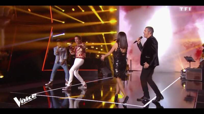 La robe Paco Rabanne laisse la chanteuse libre d'évoluer sur le plateau de The Voice
