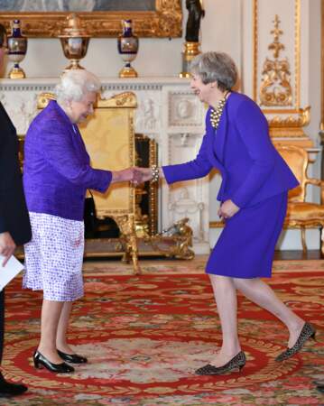 Theresa May très en couleur et assortie à la reine Elizabeth II ce mardi 5 mars