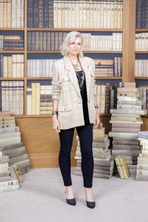 Chez Chanel, Cécile Cassel adopte le blazer XXL en tweed sur un total look noir plus relax, idéal pour le soir