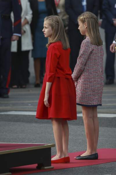 Leonor et Sofia d'Espagne assistent au défilé militaire de la fête nationale à Madrid, le 12 octobre 2017.