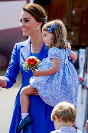 Kate et Charlotte, vêtues de bleu, à leur arrivée à l'aéroport de Berlin le 19 juillet 2017