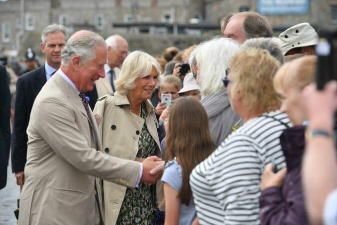 Camille Parker Bowles et le prince Charles saluent la foule le jour de son anniversaire à St Mary's