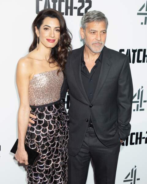 Amal Clooney sublime  : teint glowy et bouche rouge