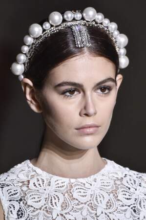 Les perles sont tendances et ravissantes comme sur Kaia Gerber lors du défilé Givenchy Couture printemps/été 2019