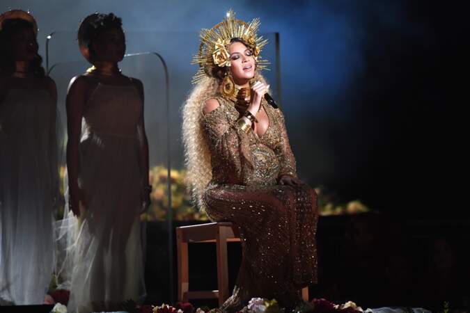 Queen Bey chante Love Drought sur la scène des Grammys