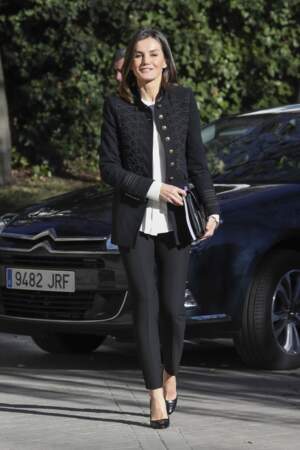 La reine Letizia d'Espagne rayonnante avec une veste d'officier Zara et un pantalon noir