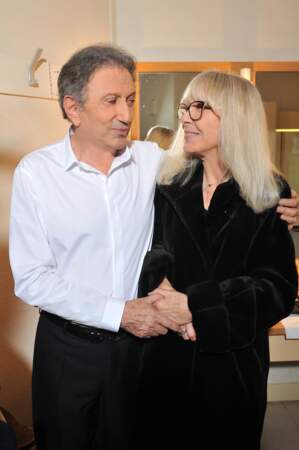Sa femme, Dany Saval est venue soutenir Michel Drucker dans les coulisses du spectacle.