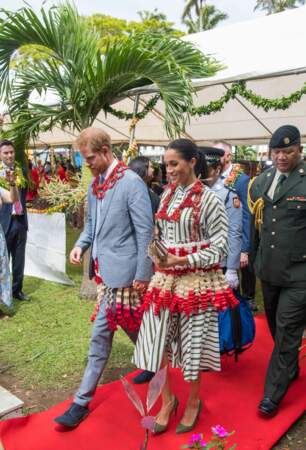 Meghan Markle accompagnée par le prince Harry, porte un ta'ovala, une robe traditionnelle du Tonga
