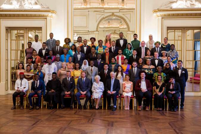 Elizabeth II, Harry, David Beckham et Sir John Major avec les lauréats des "Queen's Young Leaders Awards" en 2016