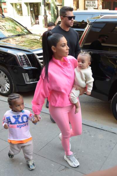 Saint et Chicago West, dans les bras de sa mère Kim Kardashian, à New York le 29 septembre 2018