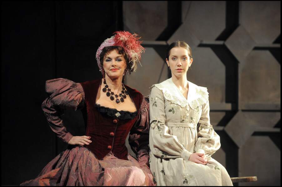 Anny Duperey et sa fille Sara Giraudeau réunies sur scène pour la pièce "Colombe" en 2010