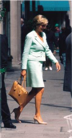Lady Diana associe son D-Bag couleur crème a des coloris pastel. Chiquissime !