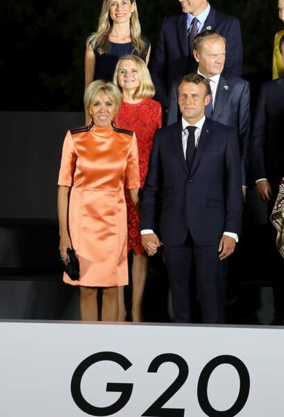 Avec cette tenue estivale, Brigitte Macron renoue avec les robes courtes qui dévoilent ses jambes