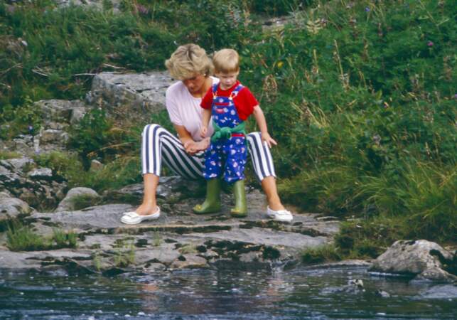 Diana et le prince Harry lors d'un séjour à Balmoral, en 1987