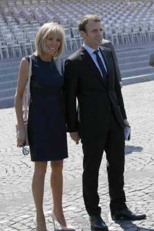 Brigitte Macron : en robe courte, bras nus