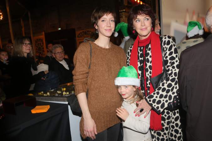 Sara Giraudeau entourée de sa fille Mona et de sa mère Anny Duperey.