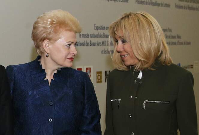 Brigitte Macron en vert foncé et Dalia Grybauskaite en bleu foncé
