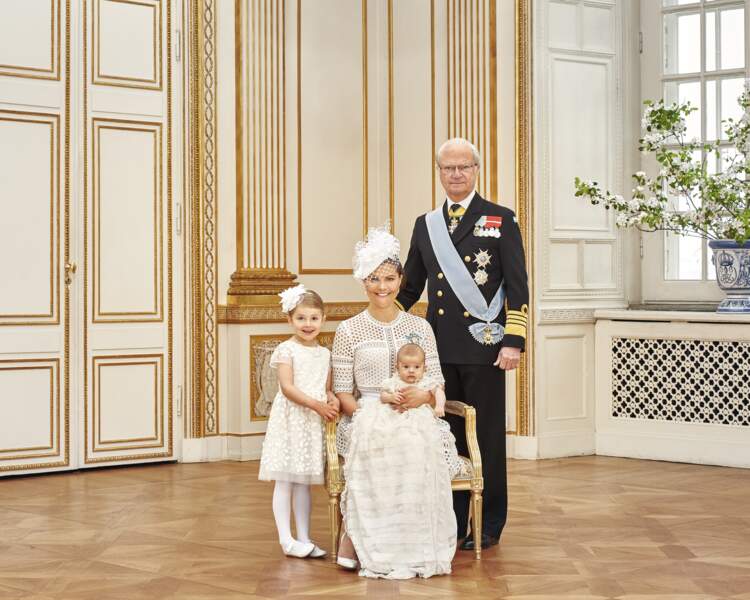 Victoria de Suède, ses enfants Oscar et Estelle et le roi Carl Gustav lors du baptême du prince Oscar le 27/05/2016
