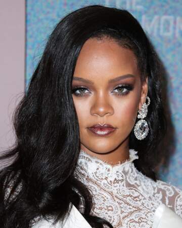 Rihanna sublime avec ses cheveux longs lissés et un maquillage fort