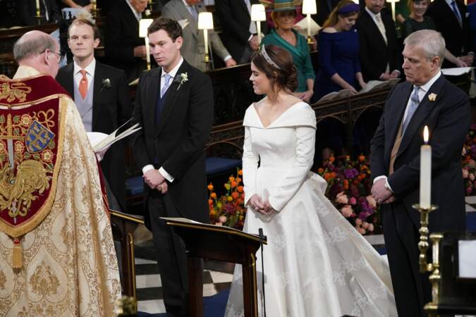 Princess Eugénie se marie dans une robe Peter Pilotto avec un décolleté audacieux