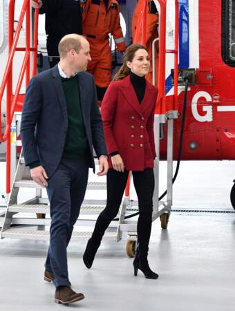 Look casual mais élégant pour Kate Middleton, vêtue d'un blazer rouge de la griffe Philosophy
