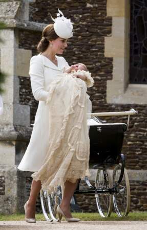 Kate Middleton et la princesse Charlotte, dans la somptueuse robe de baptême royale, le 5 juillet 2015