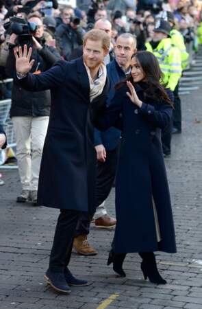 Le prince Harry et Meghan Markle très assortis, regardent dans la même direction