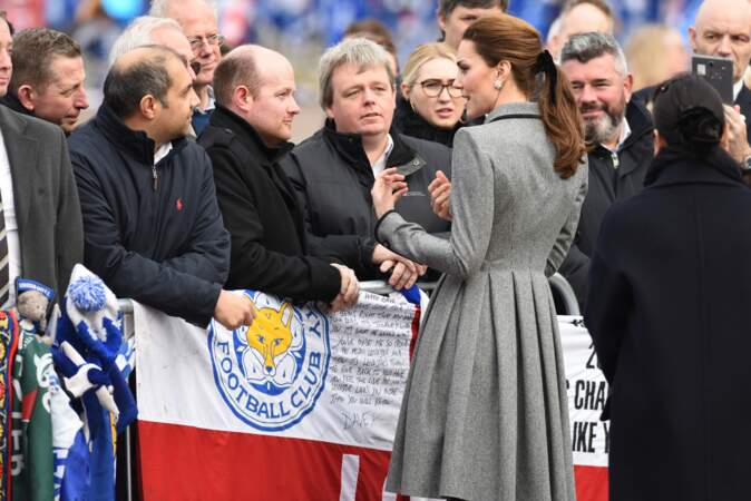 Kate Middleton coiffée d'une queue de cheval et d'un ruban noir, à Leicester le 28 novembre 2018