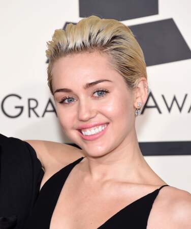 Ce qui sublimait la pixie de Miley Cyrus ? La décoloration blonde et le coiffage vers l'arrière