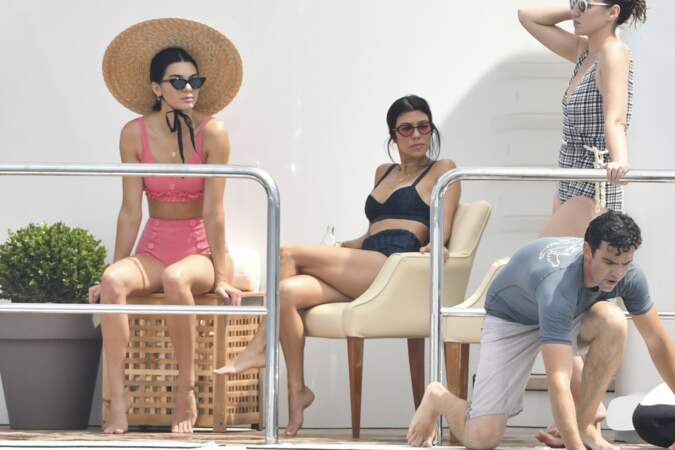 Kendall Jenner et Kourtney Kardashian à Cannes le 23 mai 2017