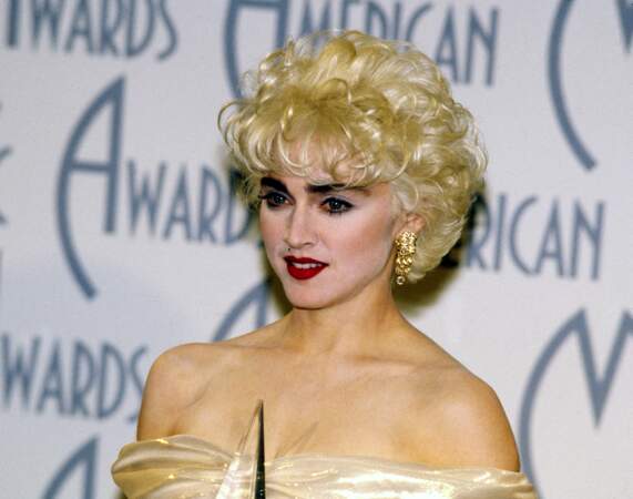 Madonna et son brushing court blond platine, en 1987 aux American Music Awards