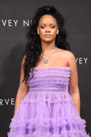 les cheveux longs wavy façon Rihanna