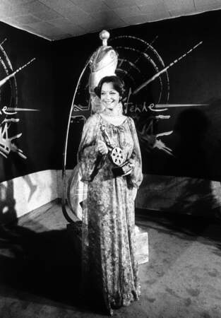 Romy Schneider, en longue robe légère à imprimé fleuri, dans les coulisses de la cérémonie des César 1976