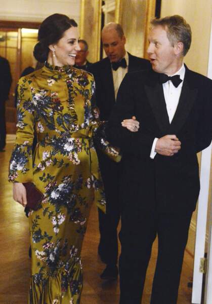 Kate Middleton, rayonnante au bras de l'ambassadeur de Grande-Bretagne David Cairns en Suède
