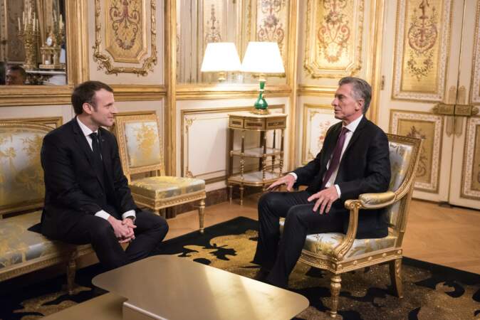 Les deux présidents échangent dans l'un des salons du 55, rue du Faubourg-Saint-Honoré