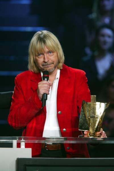 Aux Victoires de la Musique en 2003, il remporte le prix du chanteur, de l'album et de la chanson de l'année