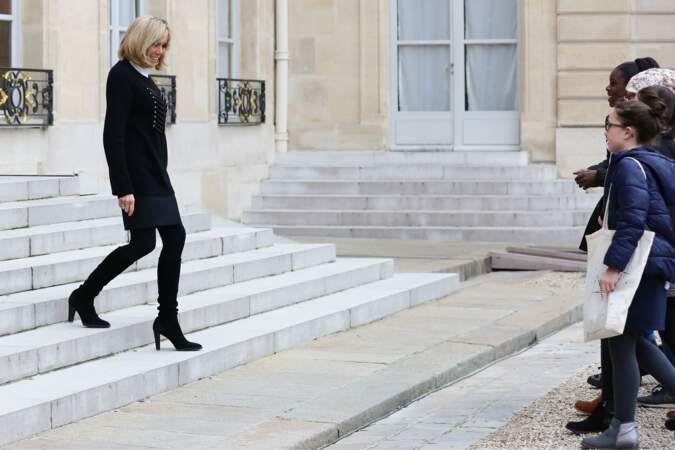 Brigitte Macron en pull, jupe et bottes à l'Elysée