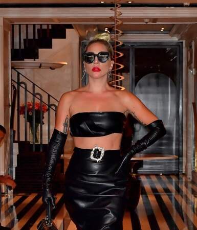 Lady Gaga portait aussi une paire de gants longs, en raccord avec sa tenue