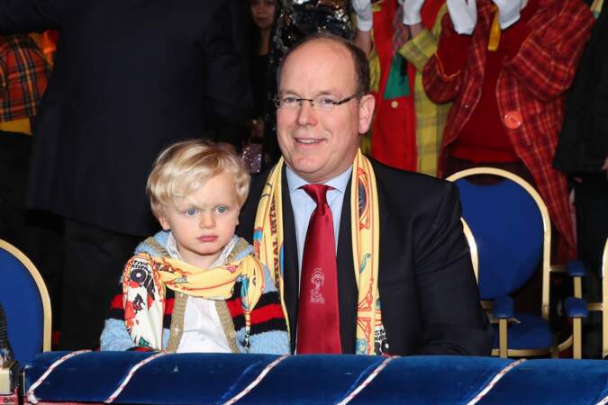 Le prince Albert de Monaco est très fier de son fils avec qui il est allé au cirque de Monte-Carlo