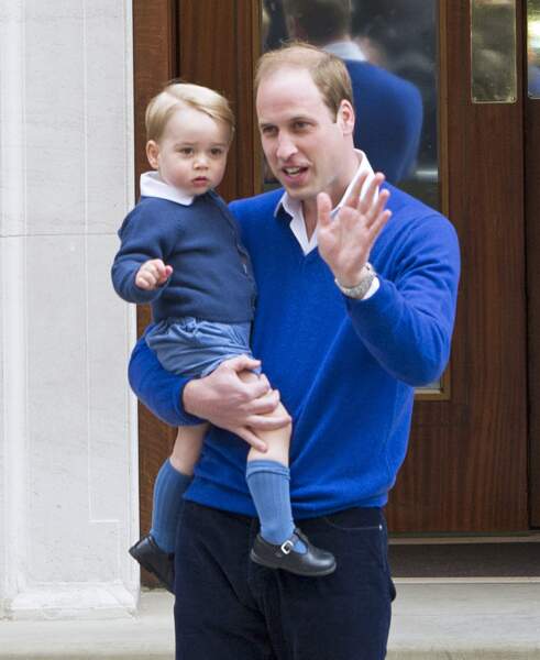 2 mai 2015: Habillé comme son père, George rend visite à sa petite soeur Charlotte à la maternité