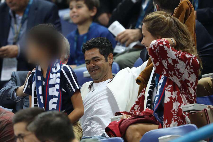 Mélissa Theuriau et Jamel Debbouze, très souriants, aux côtés de leur fils Léon lors du match France-Allemagne