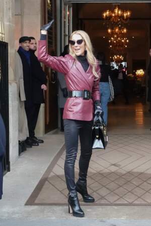 Céline Dion saluant ses fans devant l'hôtel de Crillon