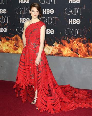 Rose Leslie à la première de "Game of Thrones" en robe rouge Oscar de la Renta