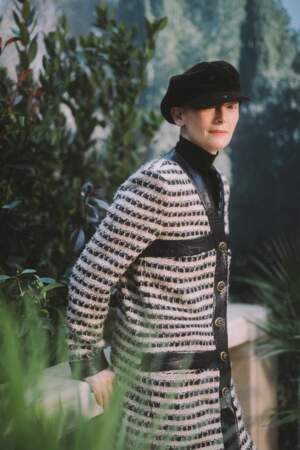 Tilda Swinton, en ensemble en tweed marinière, était présente au défilé Chanel Haute Couture.