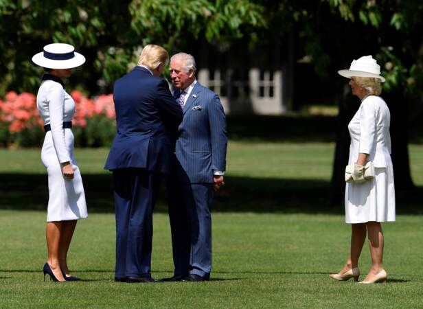 Melania et Donald Trump ont été accueillis par le prince Charles et Camilla à leur descente de Marine One