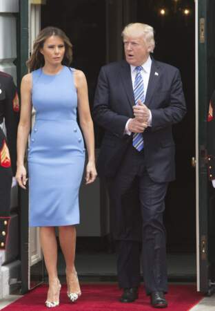 Melania Trump ultra moulée dans sa robe Michael Kors : la toile spécule sur une grossesse.