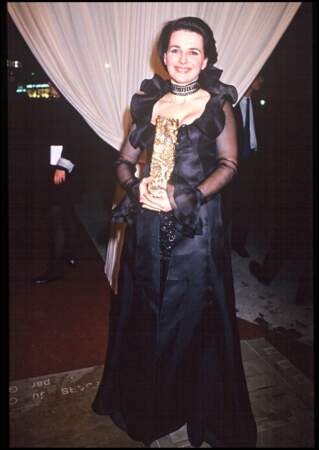 Juliette Binoche, pose avec le César de la meilleure actrice en 1994 pour "Trois Couleurs : Bleu"
